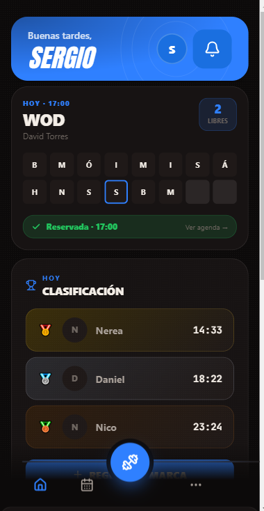 Pantalla de inicio de la app del atleta: saludo, WOD de hoy con plazas libres y estado reservado, y clasificación diaria del box
